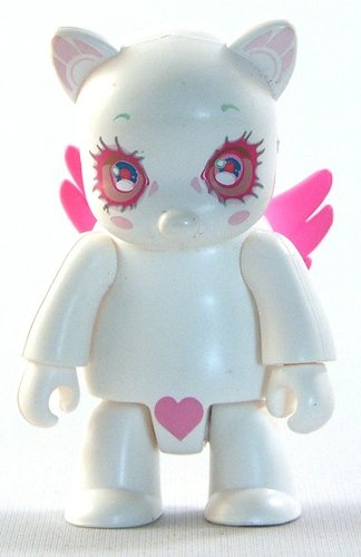 Skydoll Qee White figure by Barbara Canepa And Alessandro Barbucci, produced by Toy2R. Front view.