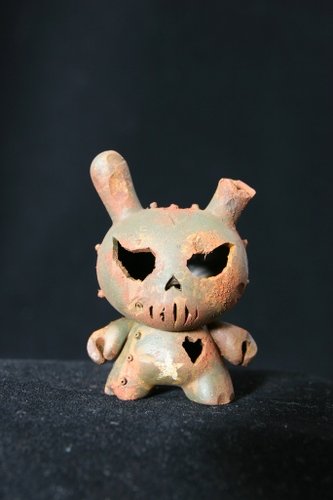 Dunny (Box of Rust Edition #3) figure by Drilone. Front view.