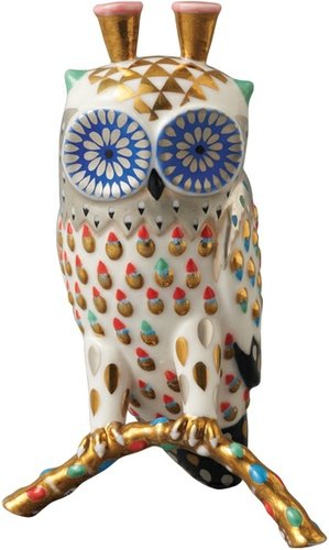 Owl Objet - White figure by Klaus Haapaniemi, produced by Medicom Toy. Front view.