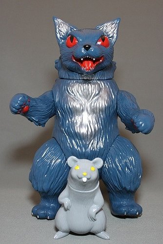 King Negora Blue figure by Mark Nagata, produced by Max Toy Co.. Front view.
