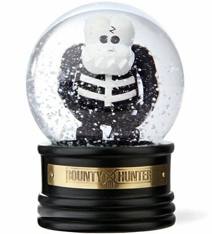 Skull-kun Snow Globe -  Zozotown Exclusive figure by Bounty Hunter (Bxh), produced by Bounty Hunter (Bxh). Front view.
