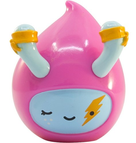 Pink Droplet figure by Gavin Strange, produced by Crazylabel. Front view.