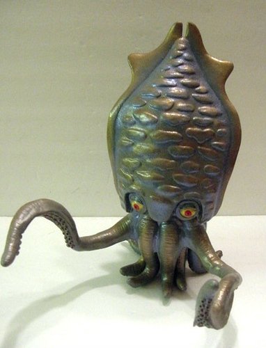 Gezora (ゲゾラ) figure by Kaiju Zoo, produced by Marmit. Front view.