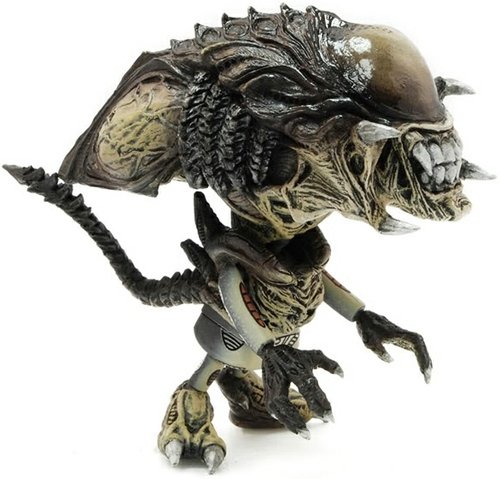 PredAlien figure, produced by Hot Toys. Front view.