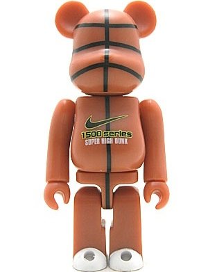 Be@r Force One Be@rbrick 100% - Bball figure by Nike, produced by Medicom Toy. Front view.