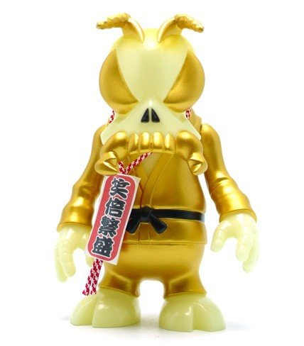 Skull Bee - Gold GID figure, produced by Secret Base. Front view.