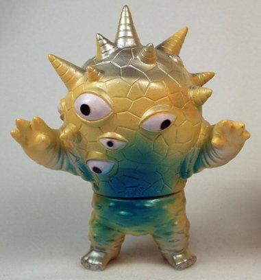 Mini Eyezon figure by Mark Nagata, produced by Max Toy Co.. Front view.