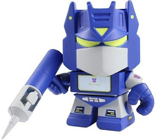 Soundwave figure by Les Schettkoe, produced by The Loyal Subjects. Front view.