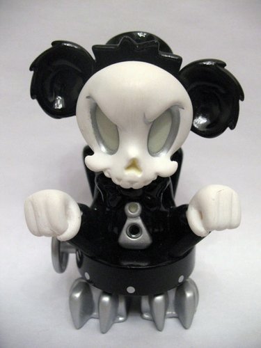 Slap Happy SDCC 2009 figure by Brandt Peters, produced by Mindstyle. Front view.