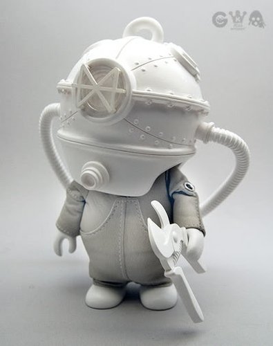Copperhead - White figure by Ferg X Kenny Wong, produced by Playge. Front view.