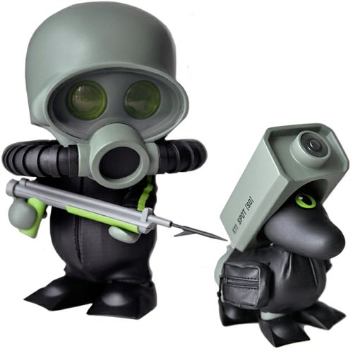 fr0g s001 and K11 spot [SWAMP DWLLR] Set figure by Ferg, produced by Playge. Front view.