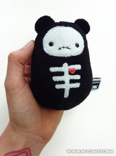 Skeleton Cavey (with red heart) figure by A Little Stranger. Front view.