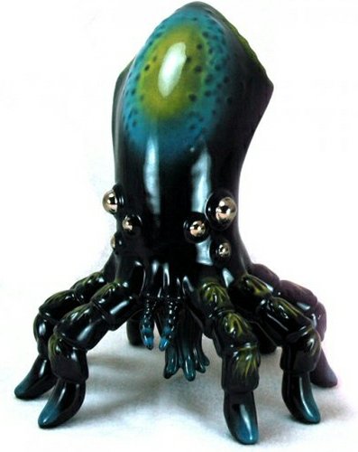 Black Ikakumora figure by Miles Nielsen, produced by Munktiki. Front view.
