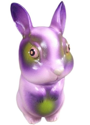 Bunny figure by Grody Shogun, produced by Siccaluna Koubou. Front view.