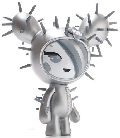 Sandy - Platinum, NYCC 2008 figure by Simone Legno (Tokidoki), produced by Strangeco. Front view.