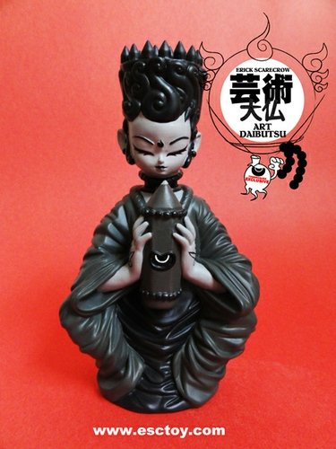 Art Daibutsu figure by Erick Scarecrow, produced by Tomenosuke . Front view.