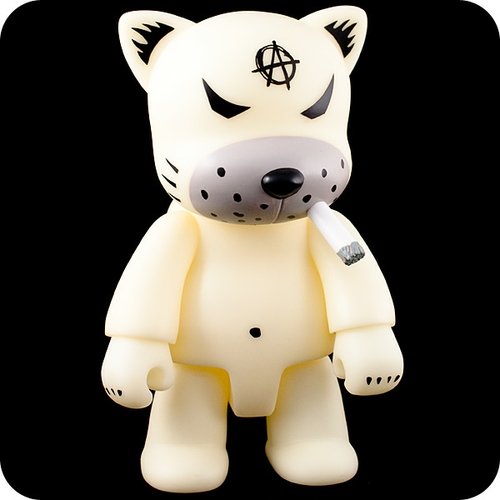 Kozik Anarqee Cat 8 GID  figure by Frank Kozik, produced by Toy2R. Front view.