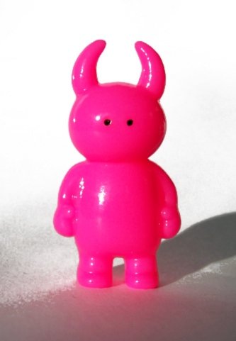 Micro Uamou - Fluoro Pink figure by Ayako Takagi, produced by Uamou. Front view.