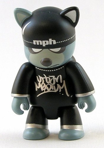 Vandal Cat mini version figure by Urban Medium, produced by Toy2R. Front view.
