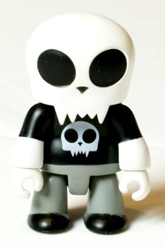 Black Tee Toyer figure, produced by Toy2R. Front view.