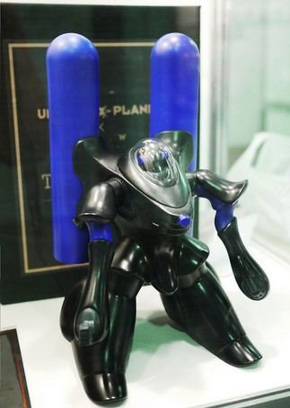  figure by United Planet (Mak Siu Fung&Colan Ho), produced by Kinoss International. Front view.