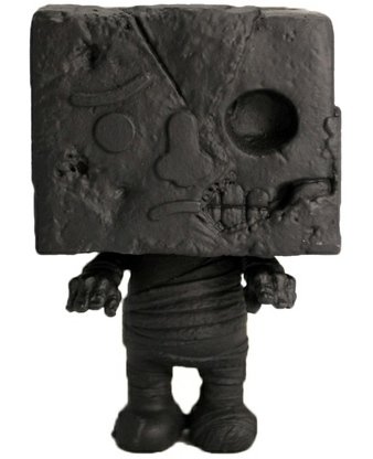 Tau Pok King - Matt Black figure by Devilrobots/Daniel Yu, produced by Mighty Jaxx. Front view.