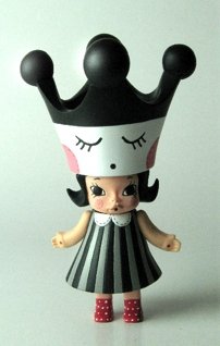 Fatina Molly (Chocolate Rain) figure by Kenny Wong, produced by Kennyswork. Front view.
