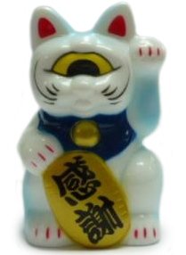 Mini Fortune Cat figure by Mori Katsura, produced by Realxhead. Front view.