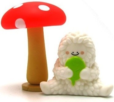 Treeson & Mushroom figure by Bubi Au Yeung, produced by Crazylabel. Front view.