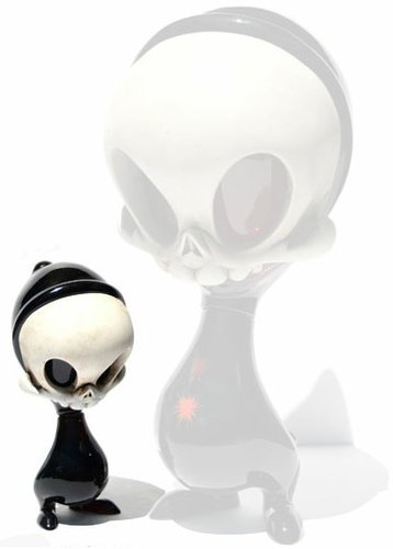 Mini Skelve - Plasma figure by Brandt Peters X Kathie Olivas, produced by Circus Posterus. Front view.