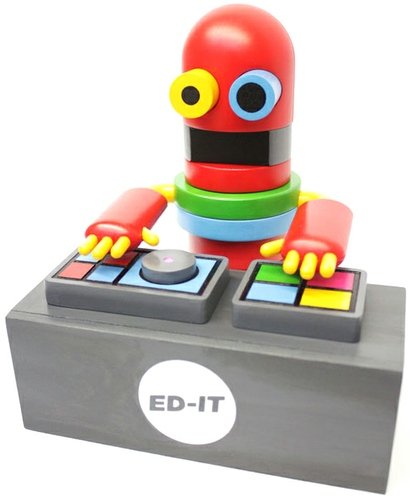 B5100 figure by Tesselate. Front view.
