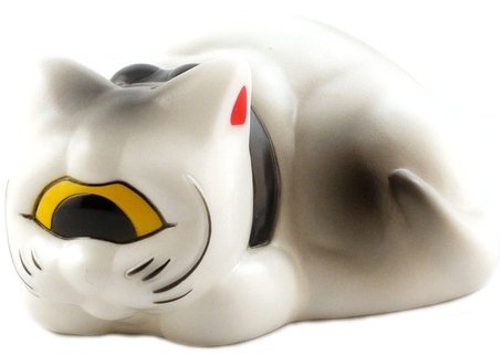 Mini Sleeping Fortune Cat White and Grey figure by Realxhead, produced by Realxhead. Front view.