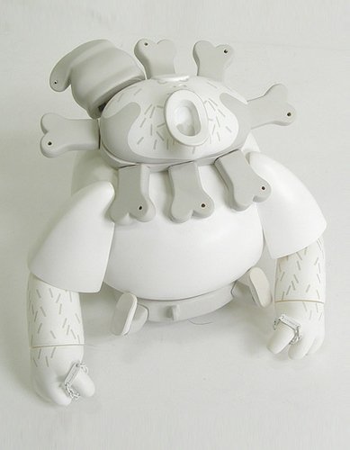 Kizuna - White figure by Michael Lau, produced by Lion Heart. Front view.