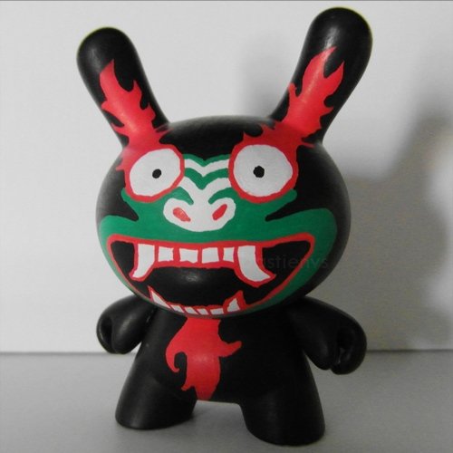 Aku figure by Bastienvs, produced by Kidrobot. Front view.