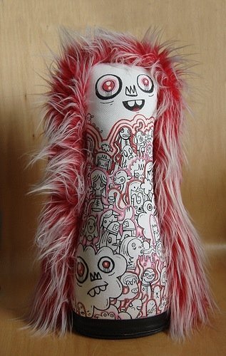 Pinky Mcfluff figure by Jon Burgerman, produced by Circus Punks. Front view.