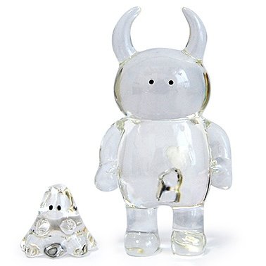 Heart of Uamou - White figure by Ayako Takagi. Front view.
