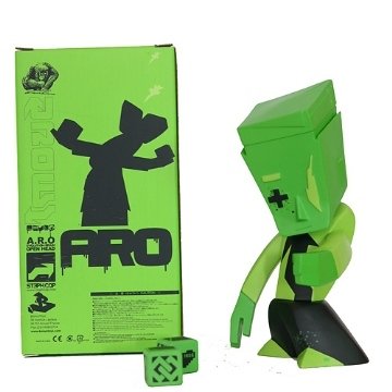 Aro - Green figure by Steph Cop, produced by Bonustoyz. Front view.