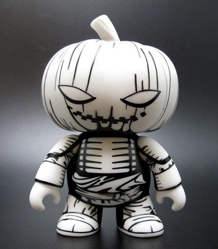 Samurai Pumpkin figure by Jon-Paul Kaiser, produced by Toy2R. Front view.