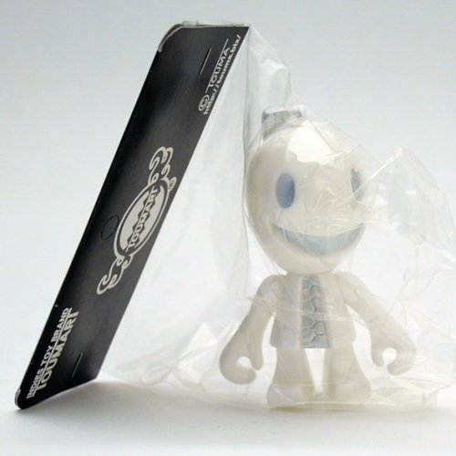 Zipperman figure by Touma, produced by Toumart. Front view.