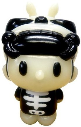 Skullbeetan Paradise Exclusive figure by Convex, produced by Secretbase. Front view.