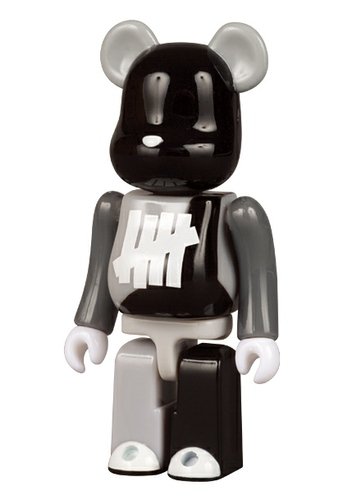 Undefeated Be@rbrick 100% figure by Undefeated, produced by Medicom Toy. Front view.