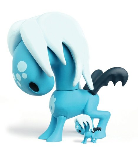 Giant Snorse figure by Pete Fowler, produced by Playbeast. Front view.