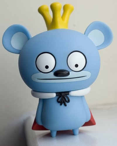 Bossy Bear (6 oclock eyes) figure by David Horvath, produced by Toy2R. Front view.