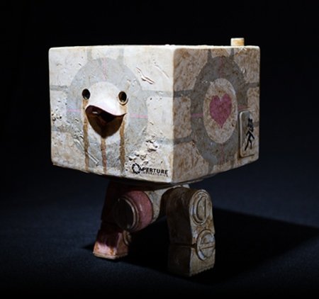 Threea x Valve Companion Square figure by Ashley Wood, produced by Threea. Front view.