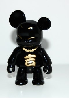 Bling Bling Bear figure by Steven Lee, produced by Toy2R. Front view.