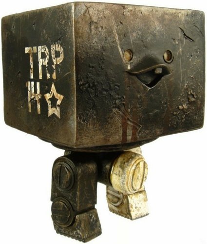 Iron Panda Square figure by Ashley Wood, produced by Threea. Front view.