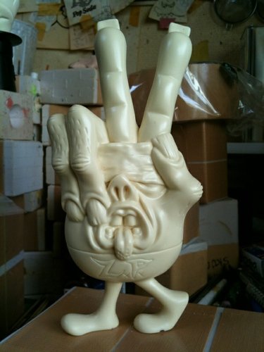 Weird Monster Hand of S’K’UM-kun (Ivory) figure by Knuckle, produced by Zacpac. Front view.
