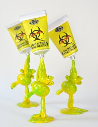 Biohazard Tube Dunny figure by Viseone. Front view.