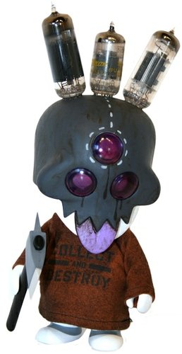 Electro-Gohst Squadt figure by Brandt Peters. Front view.
