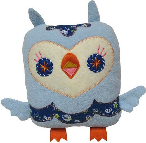 Lucy Owl - Chilly Blue figure by Anna Chambers. Front view.